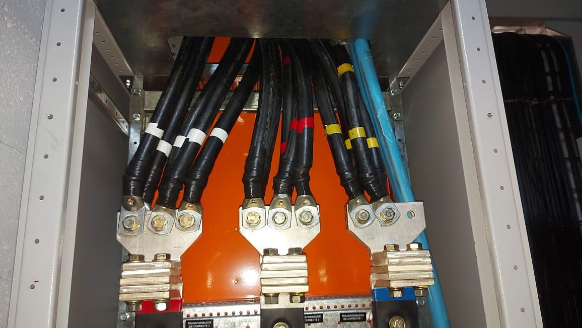 Cabos de potência com terminais prensados ligados ao barramento de um painel da Maxtec