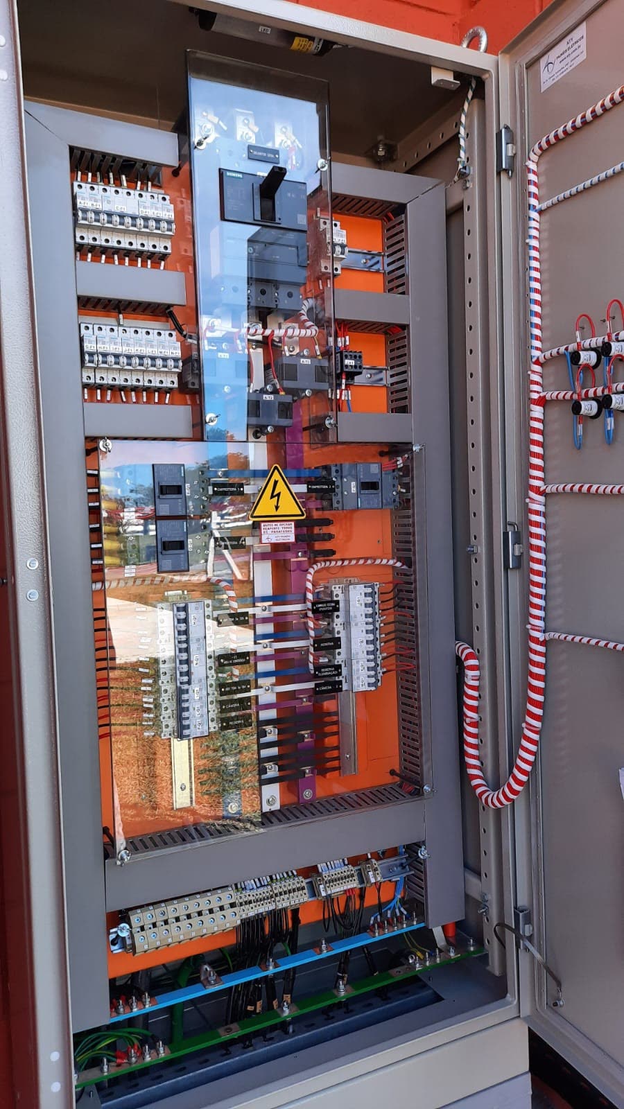 Painel de distribuição fabricado pela Maxtec com proteção de acrílico sobre as partes energizadas