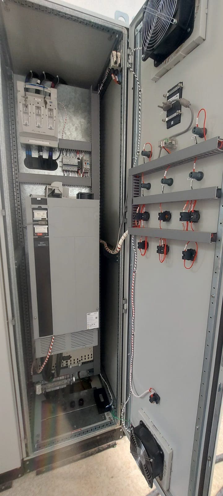 Painel com inversor de frequência fabricado pela Maxtec, com ventilação forçada na porta