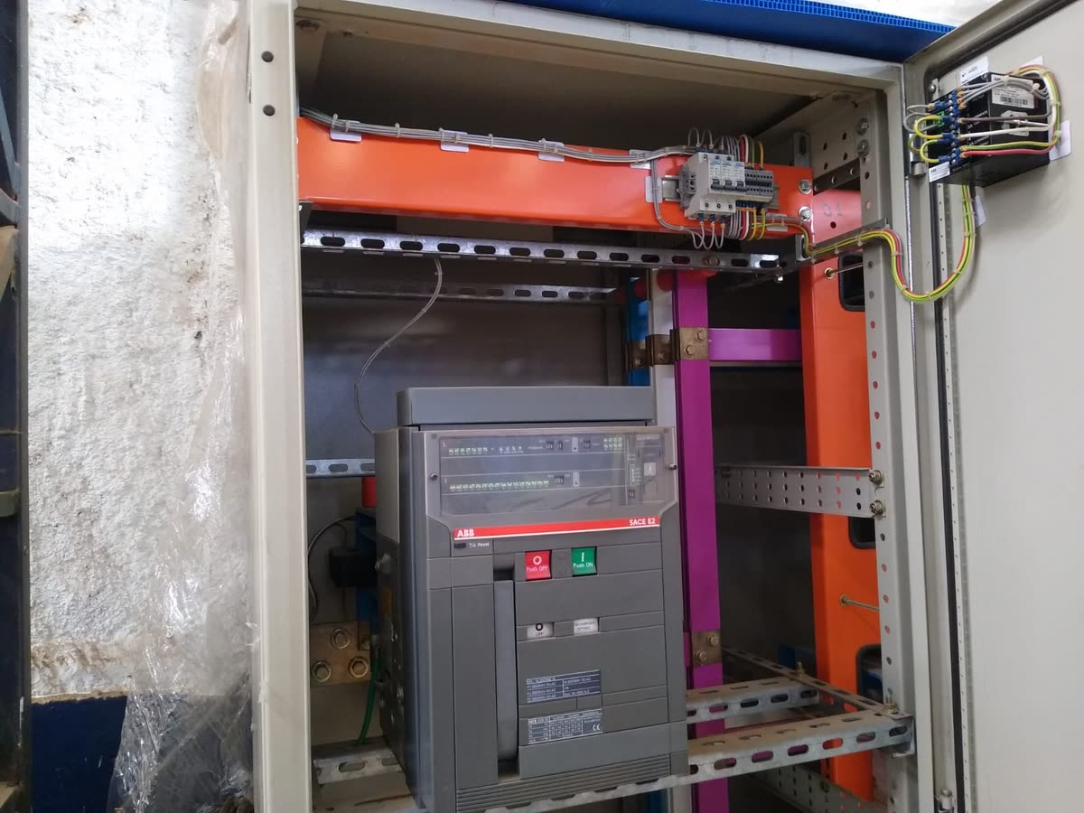 Painel QGBT fabricado pela Maxtec com disjuntor geral aberto, barramento e estrutura de montagem