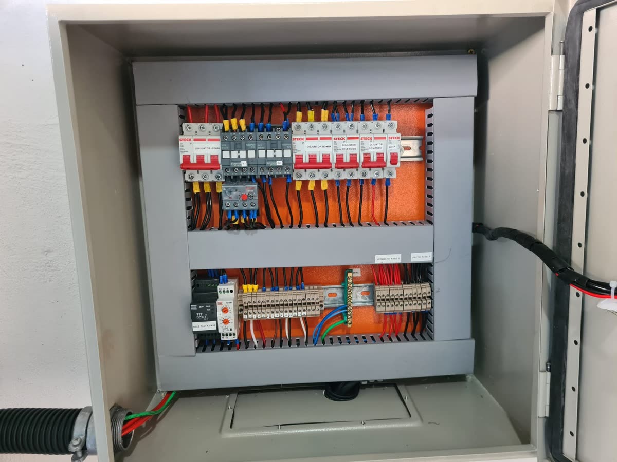 Quadro de distribuição compacto fabricado pela Maxtec, com proteção e comando em placa laranja