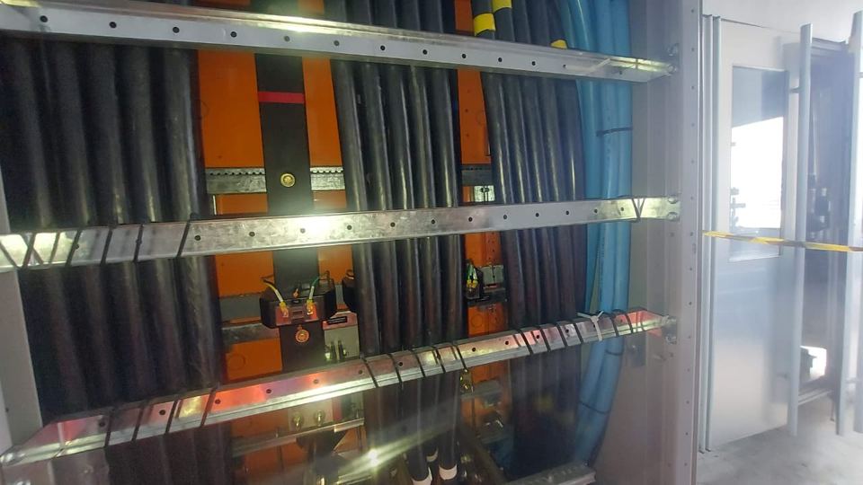 Barramento blindado de infraestrutura elétrica industrial instalado pela Maxtec