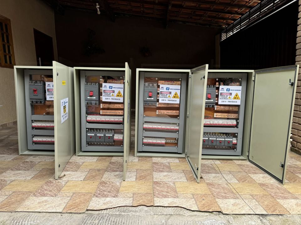 Painéis elétricos industriais montados e entregues pela Maxtec