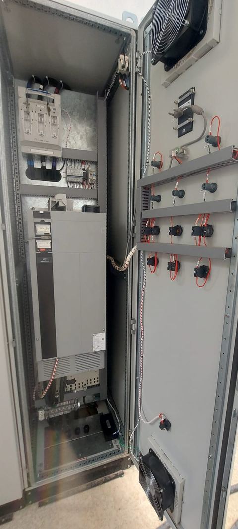 Retrofitting de máquina industrial com troca de inversor de frequência executado pela Maxtec