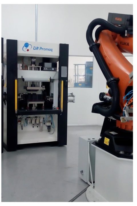 Prensa industrial com cortina de luz instalada como proteção em adequação à NR-12 pela Maxtec